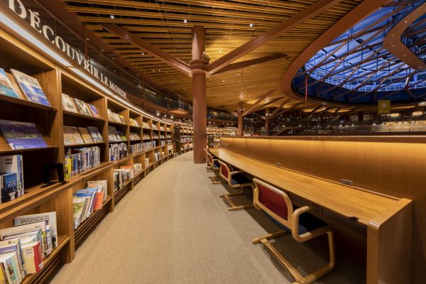 石川県立図書館