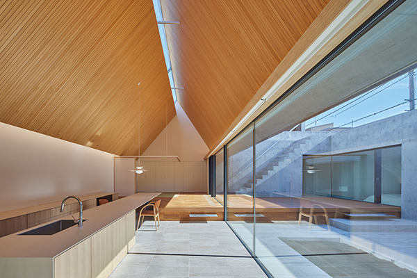 「令和のおしゃれなコートハウス」──照明デザイナーと建築家が設計した理想の家 HOUSE IN HAYAMIYAプロジェクト